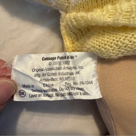 Vintage Cabbage Patch Doll Cloth Body Brownish/blond w blue eyes Yellow Sweater - Picture 6 of 12